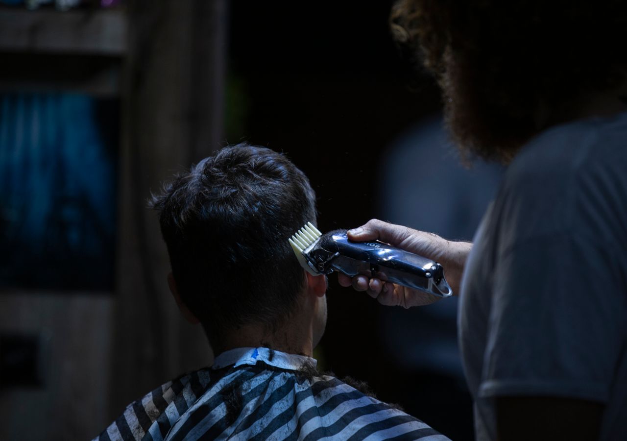 Barbier beim professionellen Haarschnitt